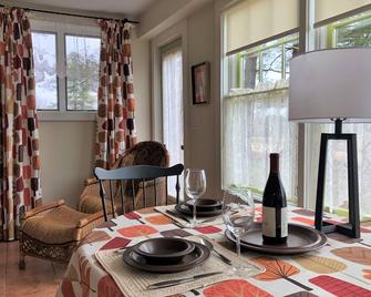 Romantic Berkshires Cottage - Stunning Views, Pool - 格利巴陵顿 - 餐厅