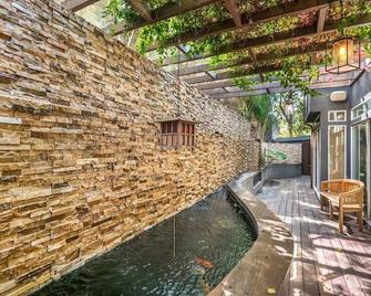 Studio City VIEWS VIEWS in the hills modern estate remodeled furnished ready for - 洛杉矶 - 游泳池