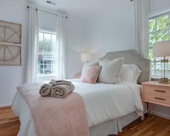 A cozy home and garden cottage situated across from million dollar homes. - 罗利 - 睡房