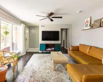 Stylish Design w/ Backyard Retreat - 达拉斯 - 客厅