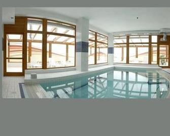布拉托夫公寓及健康酒店 - 布拉格 - 游泳池