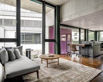Clean Wiedikon 2BR w/ Storage & W/D, close to Market, by Blueground - 苏黎世 - 客厅