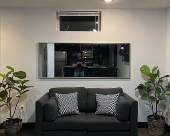 The Lux Den Speaks for itself. Cozy, bright self-contained basement suite - 约克顿 - 客厅