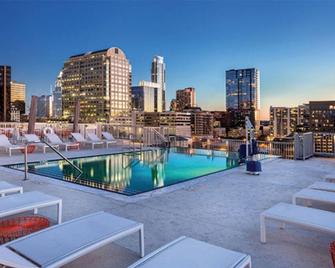 Walk to 6th St! ~ Rooftop Pool ~ Wyndham Austin Resort in the heart of Austin - 奥斯汀 - 游泳池