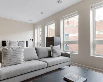 Open Kendall Square Studio w/ Gym, W/D & Rooftop, by Blueground - 波士顿 - 客厅