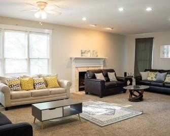 Large colonial style house in the most sought after area - Ballantyne. - 夏洛特 - 客厅