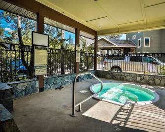 Hotel-Style Suite - Ski-In Access - Hot Tub - 弗尼 - 游泳池
