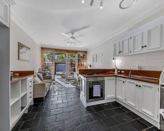 Glebe Cozy 2 Bedroom Stunning Terrace House / Ngl058 - 悉尼 - 厨房
