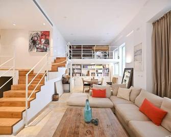 The 3BR Library in Neve Tsedek by HolyGuest - 特拉维夫 - 客厅