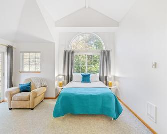 Cannon beach vibes, steps to the beach,WIFI,3 full bedroom en suites with 3 fireplaces,Near Downtown - 坎农比奇 - 睡房