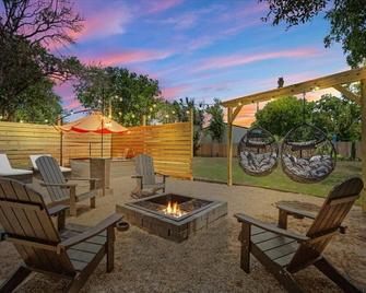 The Craftsman on Clay-Downtown-4 Blocks to Silos-Hot Tub and Cowboy Pool - 韦科 - 露台