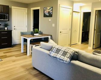 Olympic Views - Cozy Modern 2Br Suite - 维多利亚 - 客厅