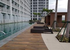 海景开放式客房 - 微风法义公寓式酒店 - Pasay - 游泳池
