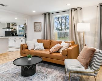 Cozy Home in Downtown McKinney with Backyard - 麦金尼 - 客厅