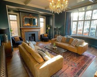 Selworthy - Luxury 3 Bedroom Apartment - 约维尔 - 客厅