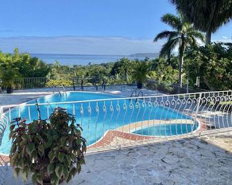 The Suite at Rhyne House/ Montego Bay Jamaica \n4 guests 3 Rooms 4 beds 4 baths - 蒙特哥贝 - 游泳池