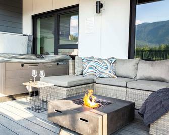 The Shred Shack - Stylish Revelstoke Condo - 雷夫尔斯托克 - 客厅
