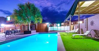 市中心品質飯店 - 科夫斯港 - 游泳池