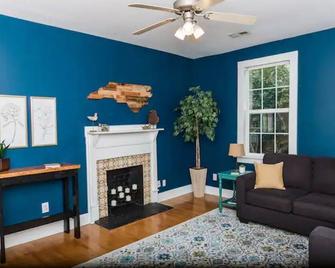 The City Cottage, pet friendly, walk to shops, food & NCSU - 罗利 - 客厅