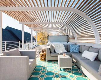 Upscale Home with Theater, Stunning Views, Fire Pit & Hot Tub - 丹佛
