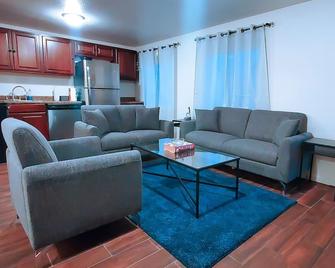 Luxurious 2 Bedrooms In Walkout Basement - 奥罗拉 - 客厅