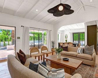 Famous Movie Colony Estate- Casa de Amigos Estate- Ultra Luxe, Pool, Spa, Firepit 4bd, 3.5bth - 棕榈泉 - 客厅