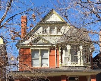 Renovated Victorian filled w/ art, views, beautiful furniture & hot tub/yard - 丹佛 - 建筑