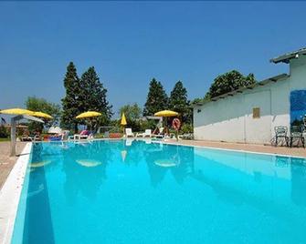 米拉贝洛酒店 - 西尔米奥奈 - 游泳池