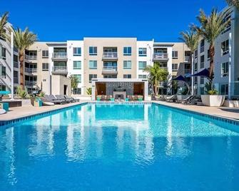 Global Luxury Suites Irvine - 欧文 - 游泳池