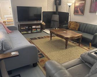 Charming 3 Bedroom/2 Bathroom Carriage House, Kids & Pet Friendly - 布林莫尔 - 客厅