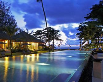 班格萨克村庄酒店 - 仅供成人入住 - 拷叻 - 游泳池