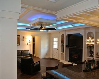 Gated! Luxurious + Upscale! 5Bedrooms + 5Kings! Just Remodeled! New Furnishings! - 新奥尔良 - 客厅