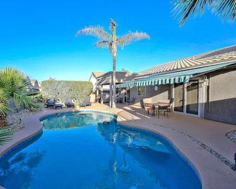 West Valley Delight! 4 Bedroom, Avondale area w/Pool, Putting Green, Near 1-10 - 托尔森 - 游泳池