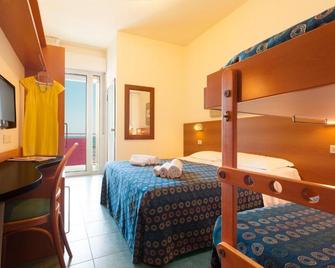 Hotel Atlantic Vista Mare - 佩萨罗 - 睡房