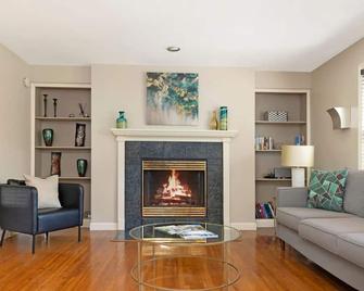 Charming SouthPark home, fenced-in yard - 夏洛特 - 客厅