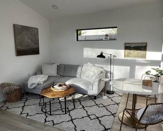 Abodu Modern Cottage 2bd with hot tub - walkable to Greenlake - 西雅图 - 客厅