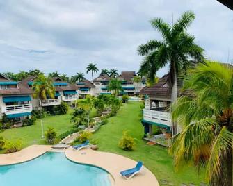 3BR Penthouse on the Ocean - 蒙特哥贝 - 游泳池