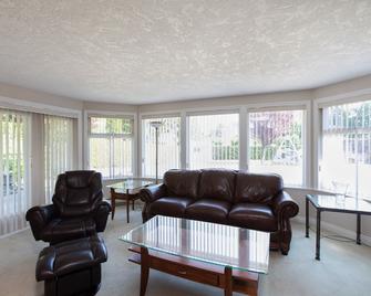 Spacious Family Home - Close to UVic & Downtown - 维多利亚 - 客厅
