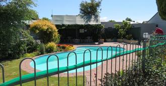 科莫多尔庭院汽车旅馆 - 布伦海姆 - 游泳池