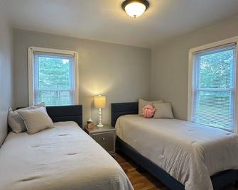 5 Star Newly Furnished & upgraded 3 BR house 9 miles from Downtown Cleveland - 克利夫兰 - 睡房