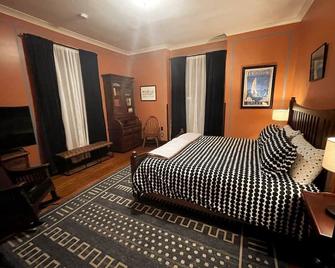 Updated Historic Home, in the Heart of Greenfield. Walking distance to downtown! - 格林菲尔德 - 睡房