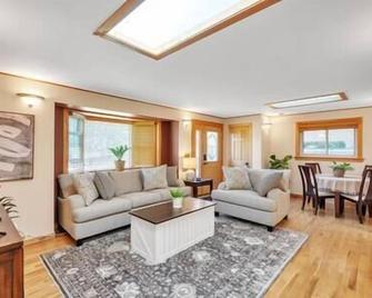 Bright & Cozy House Littleton 3 Bed 3 Bath - 世纪市 - 客厅