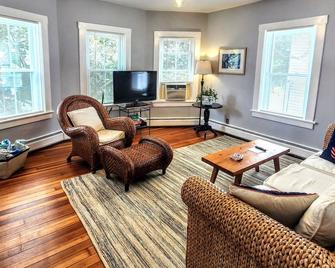 Garden Oasis in Historic area of Bristol, 3 Bedroom, 2nd Floor - 布里斯托尔(罗德岛州) - 客厅