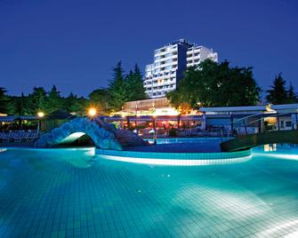 瓦拉马尔黛尔曼特酒店 - 波雷奇 - 游泳池