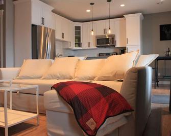 Stylish Mountain View - Cozy Canadiana Pet Friendly - 科克伦(艾伯塔) - 客厅