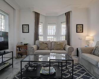 Beatiful newly renovated 3 bedroom apartment - 马贝拉 - 客厅