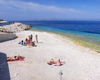 Apartments by the sea Prigradica, Korcula - 627 - Blato - 海滩