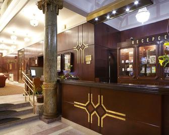 玛丽亚温泉英式庭院奥雷阿酒店 - 玛丽亚温泉市 - 柜台