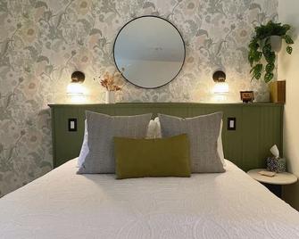 Emerald Valley Inn - #2 Boulder Creek Room - Olympic Park Near Lake Crescent - 安吉利斯港 - 睡房