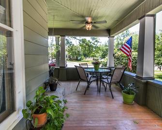 Tastefully restored historic home in quaint town, 20 minute drive to Columbia MO - Centralia - 露台